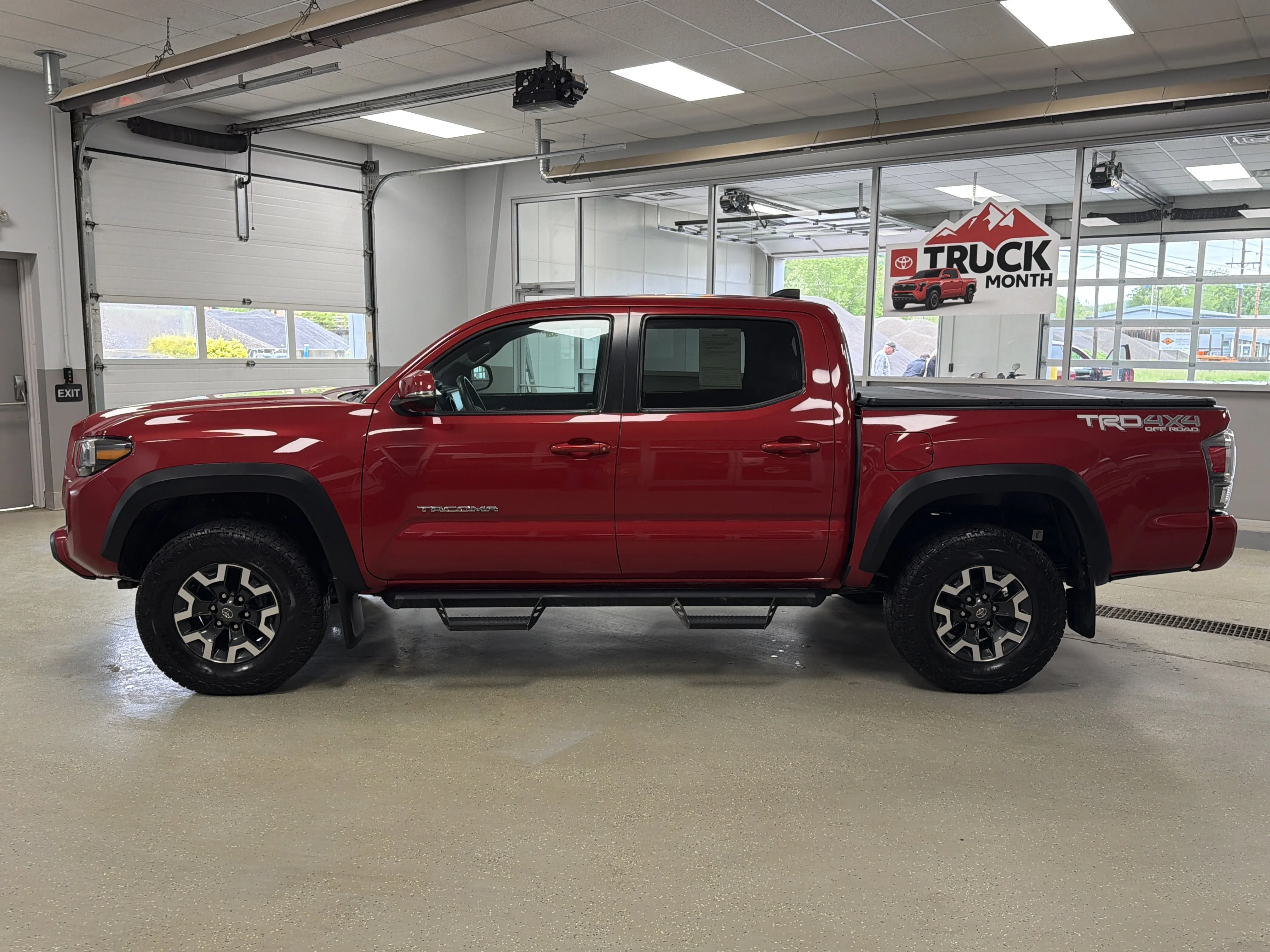Used 2022 Barcelona Red Metallic Toyota  image 5