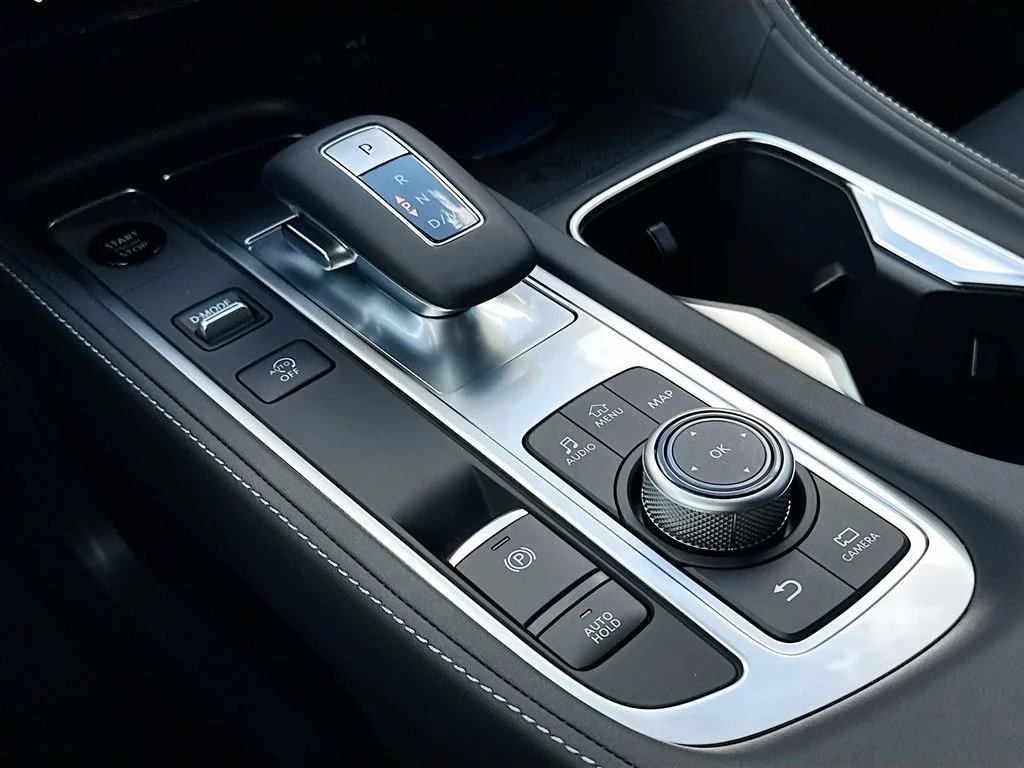 New 2027 2T RAD WHT INFINITI Sport AWD image 17