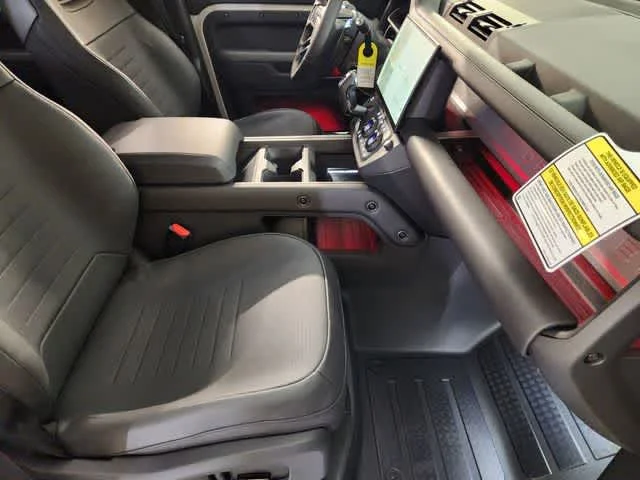New 2026 Borasco Grey Metallic Land Rover OCTA image 4
