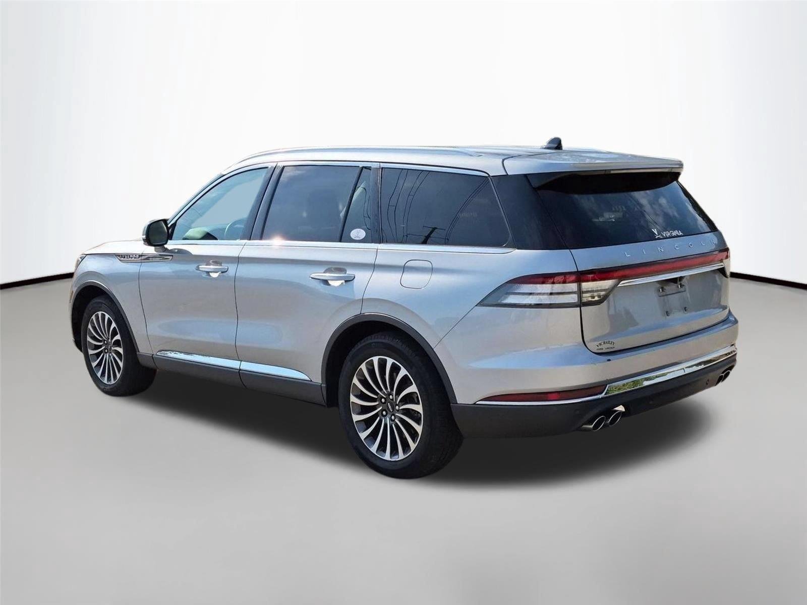 Used 2023 Silver Radiance Metallic Clearcoat Lincoln Standard image 3