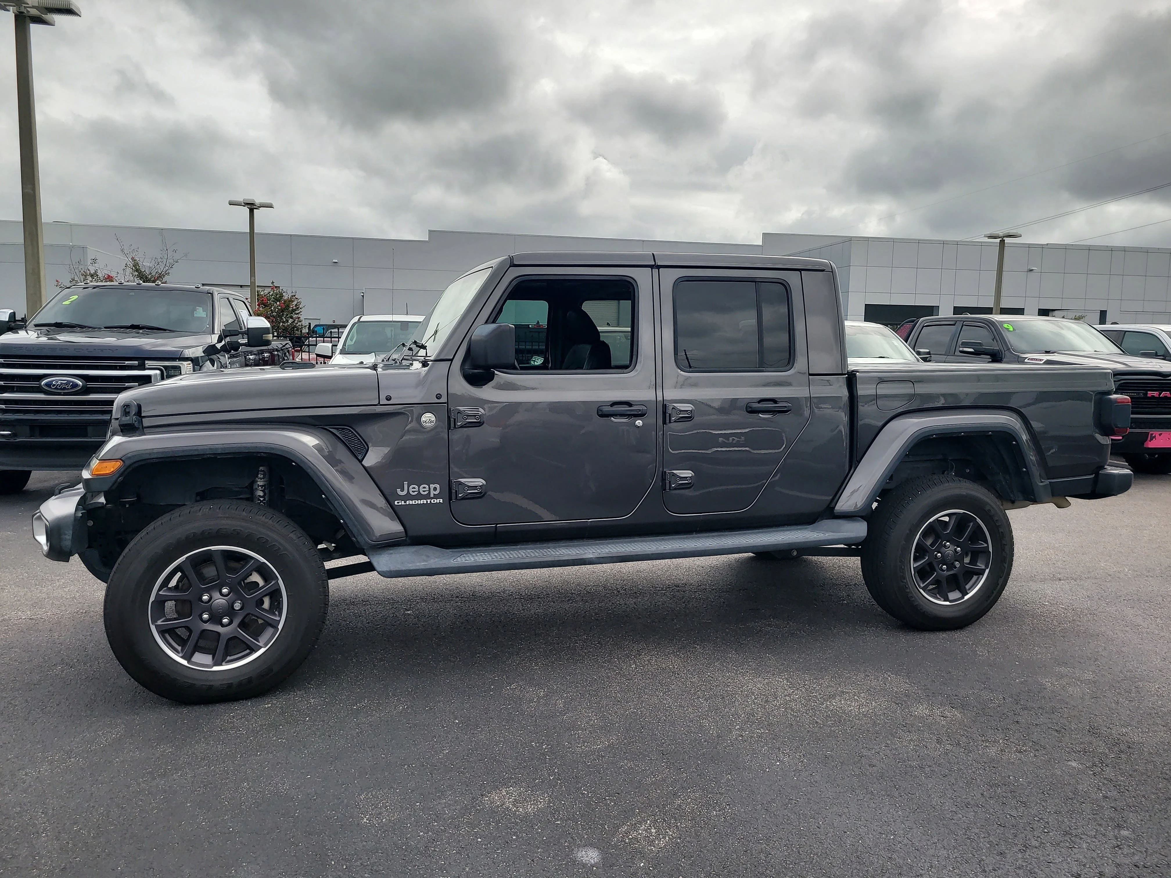 Used 2022 Granite Crystal Metallic Clearcoat Jeep Overland image 7