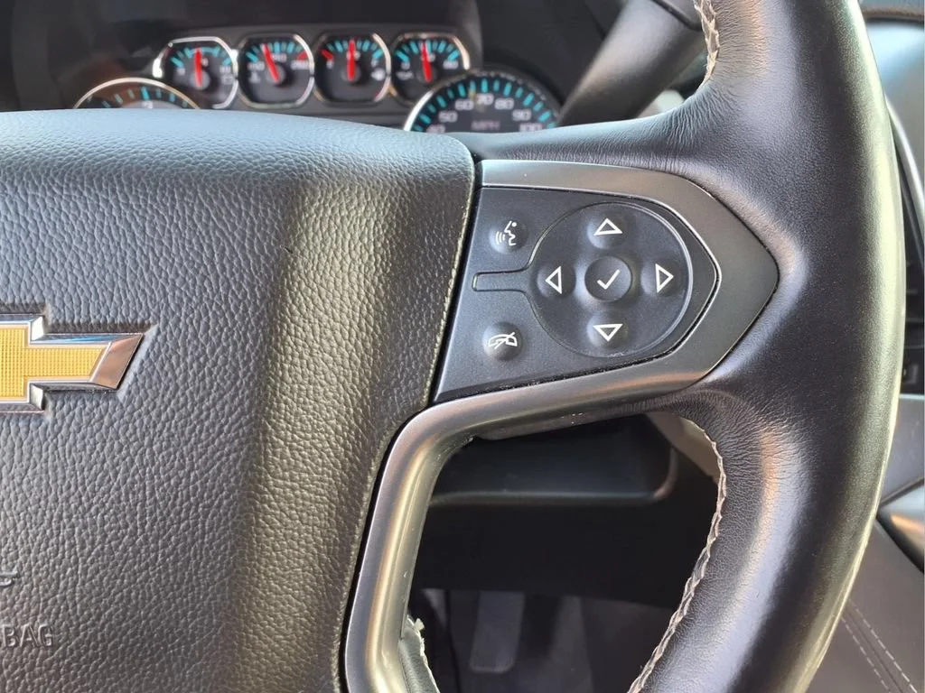 Used 2020 SHADOW GRAY METALLIC Chevrolet LT image 19