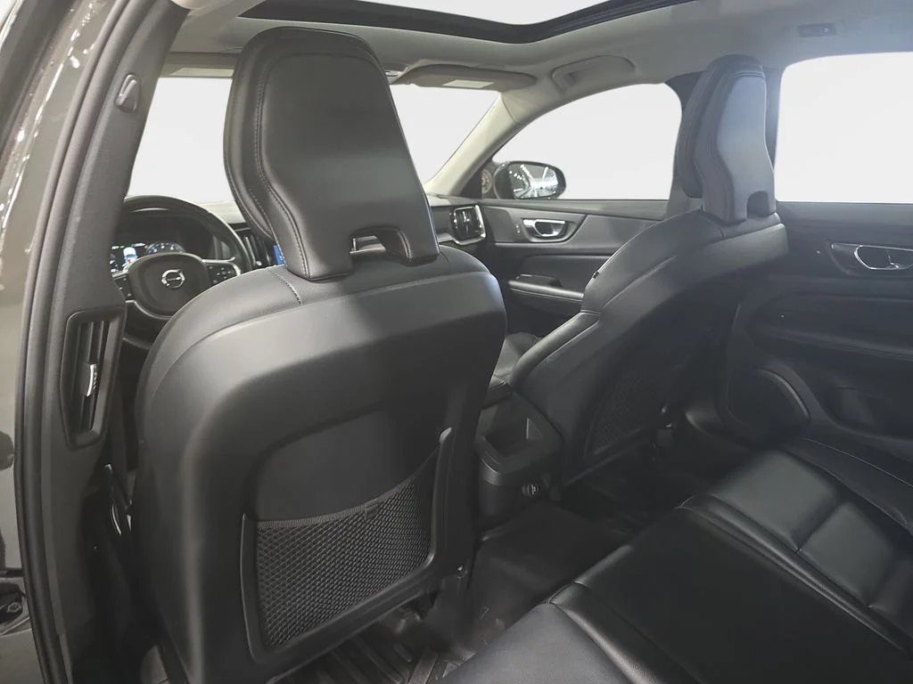 Used 2020 Pine Gray Metallic Volvo T6 Momentum image 10