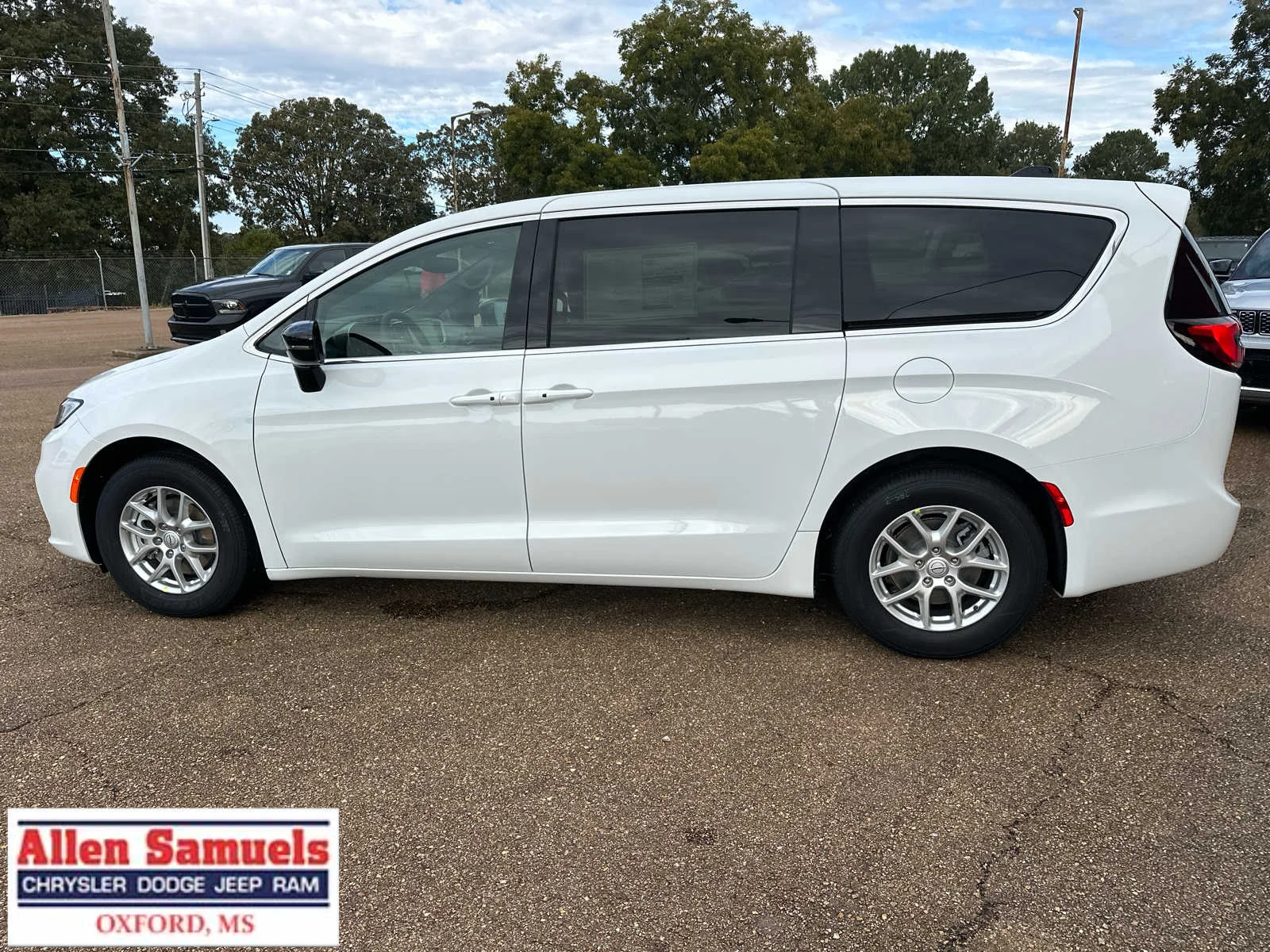 New 2026 Bright White Clear-Coat Exterior Paint Chrysler Select image 6