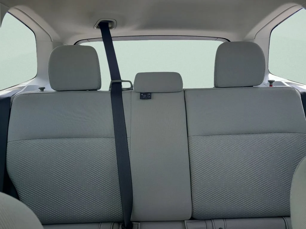 Used 2018 White Subaru 2.5i image 10