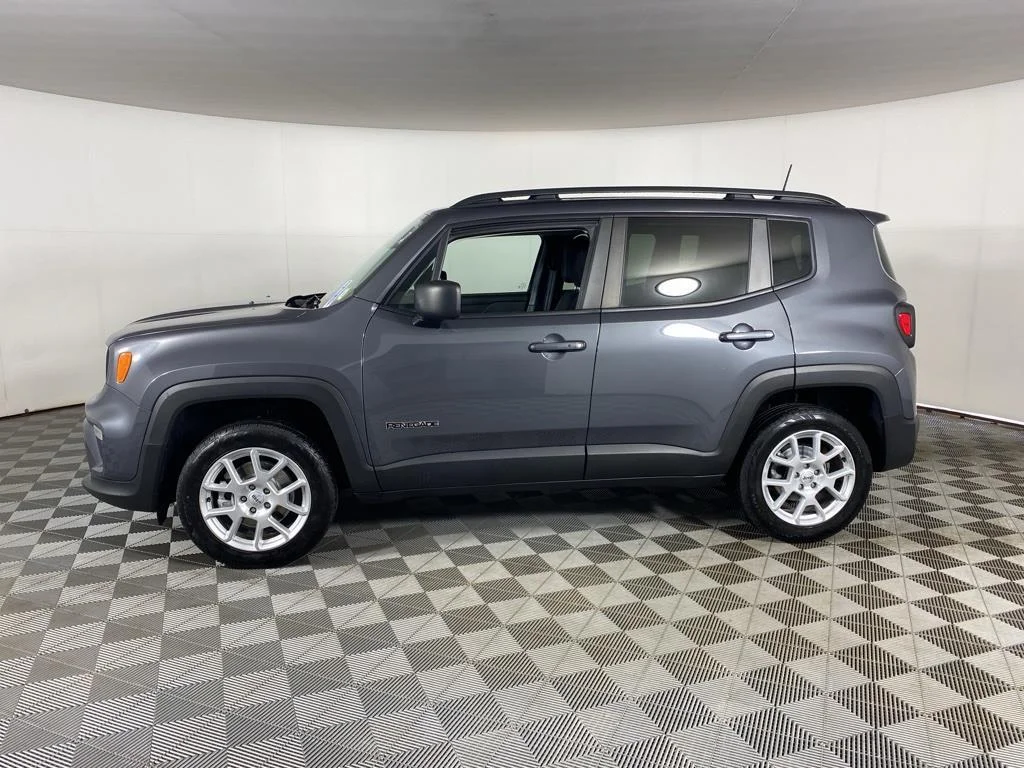 Used 2022 Gray Jeep Latitude image 4