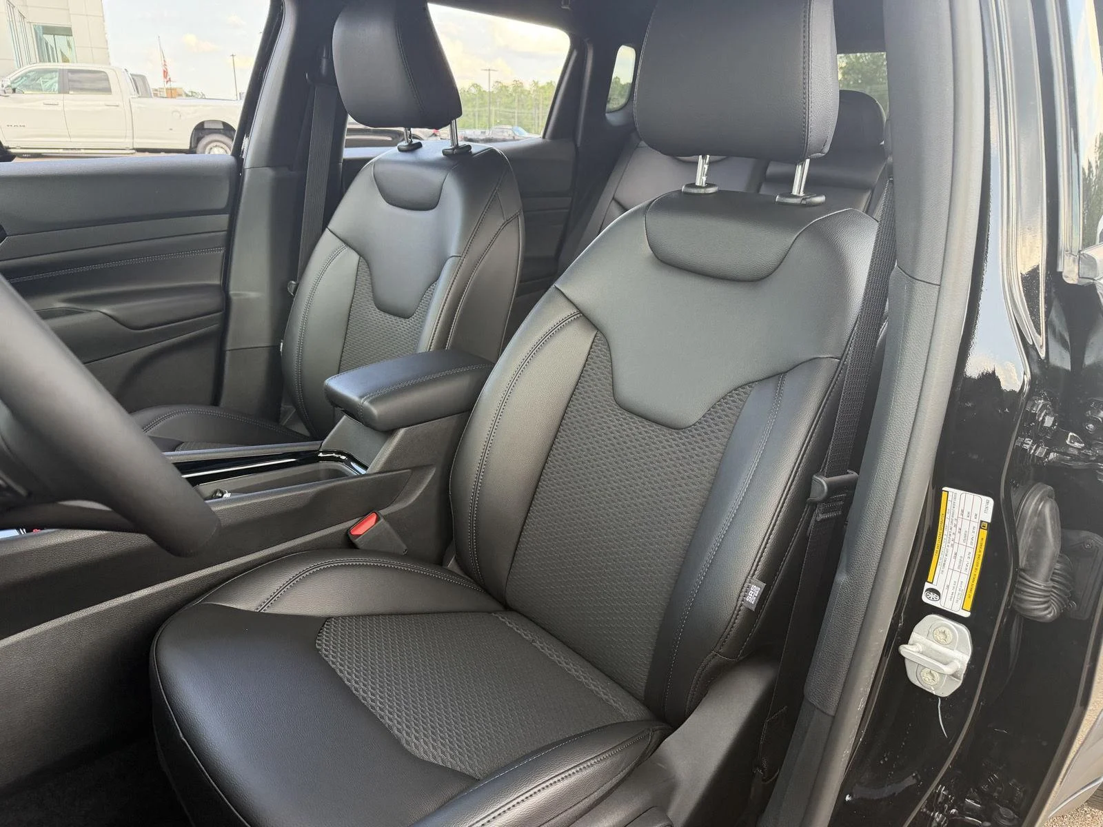 New 2026 Diamond Black Crystal Pearlcoat Jeep Latitude Altitude image 16