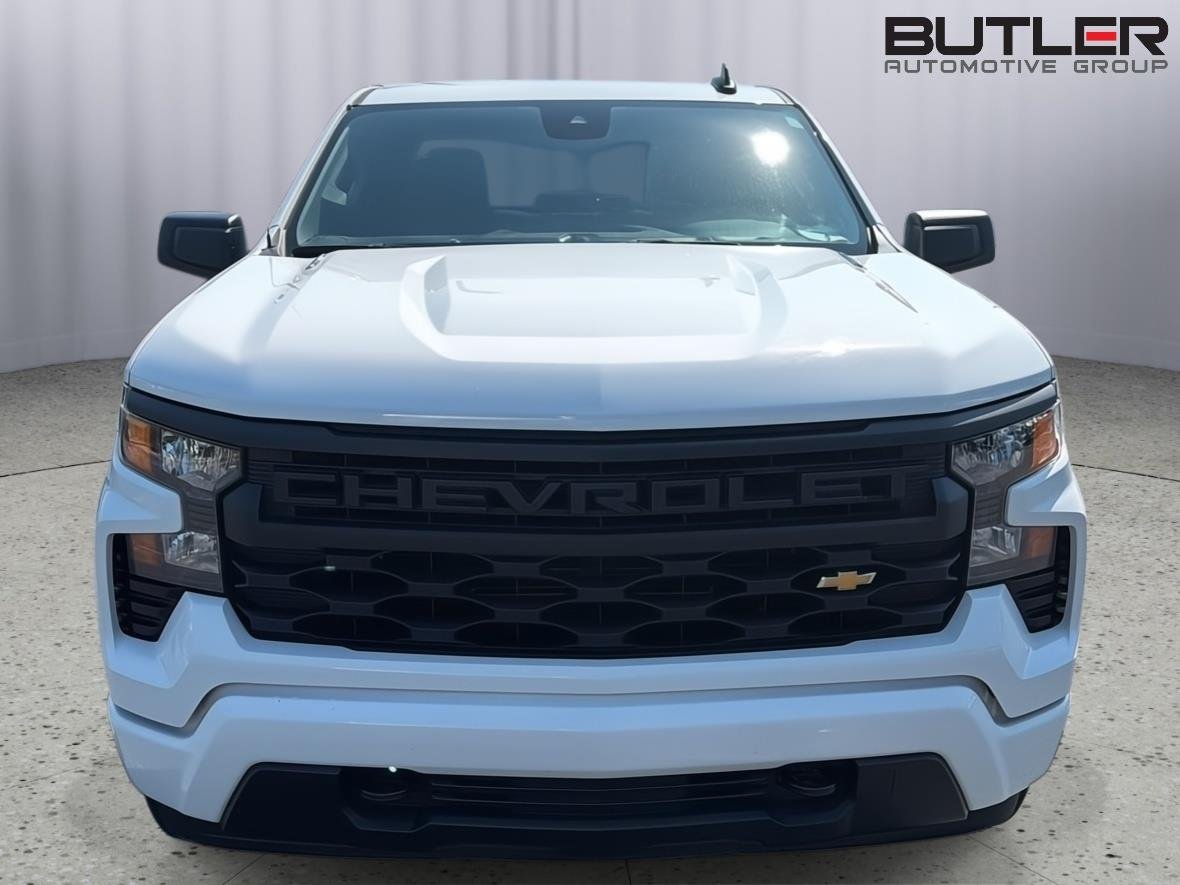 Used 2025 Summit White Chevrolet Custom image 9