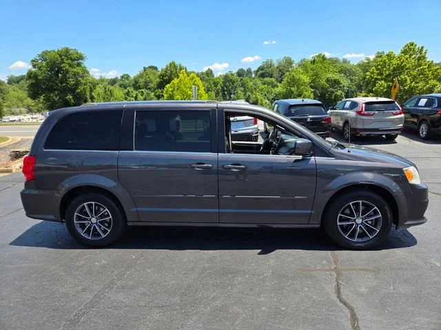 Used 2017 Gray Dodge SXT image 9