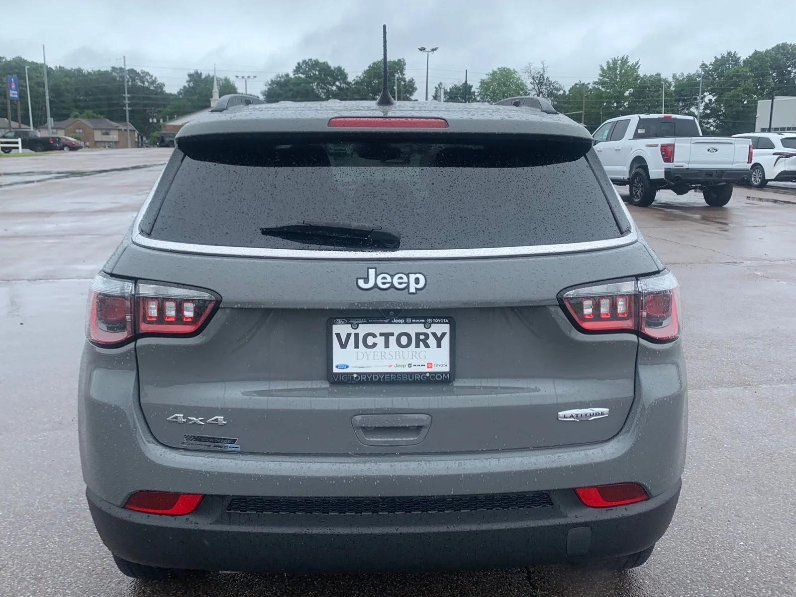Used 2023 Gray Jeep Latitude image 5