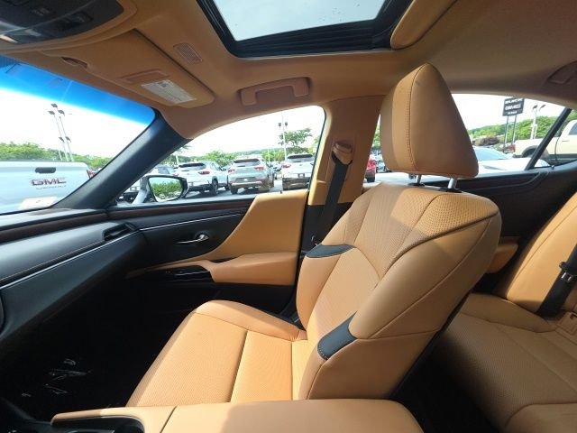 Used 2025 White Lexus 350 image 33