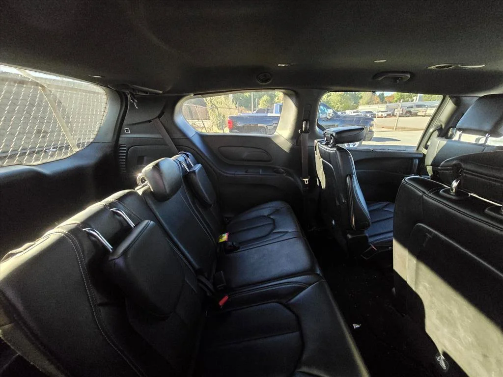 Used 2025 White Chrysler Select image 13