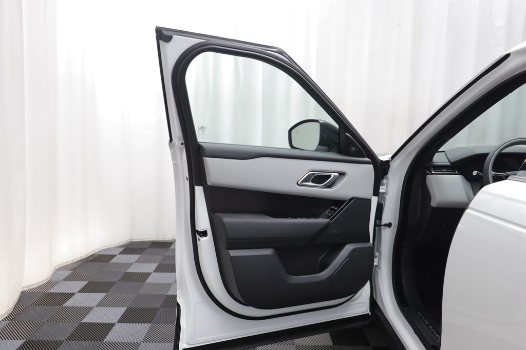 New 2026 Fuji White LAND ROVER Dynamic SE image 5