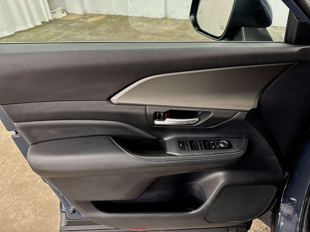 Used 2025 White Toyota XLE image 14