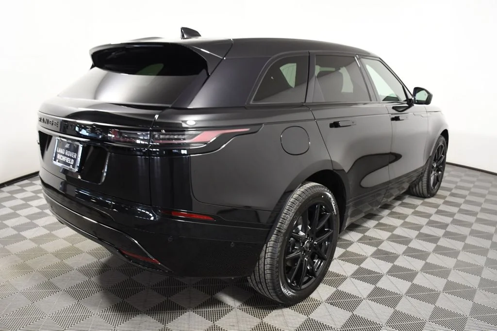New 2026 Santorini Blk Land Rover Dynamic SE image 6