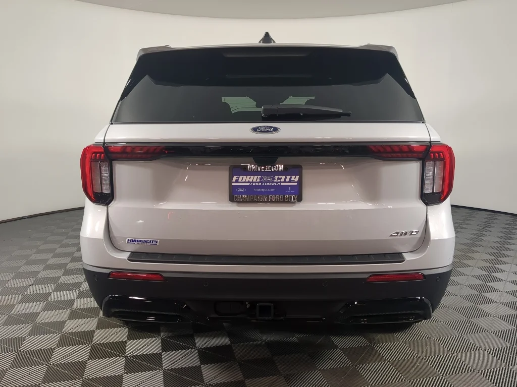 New 2026 Space White Metallic Ford ST-Line image 7