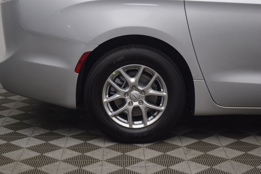 New 2026 Silver Mist Clear-Coat Exterior Paint Chrysler Select image 9