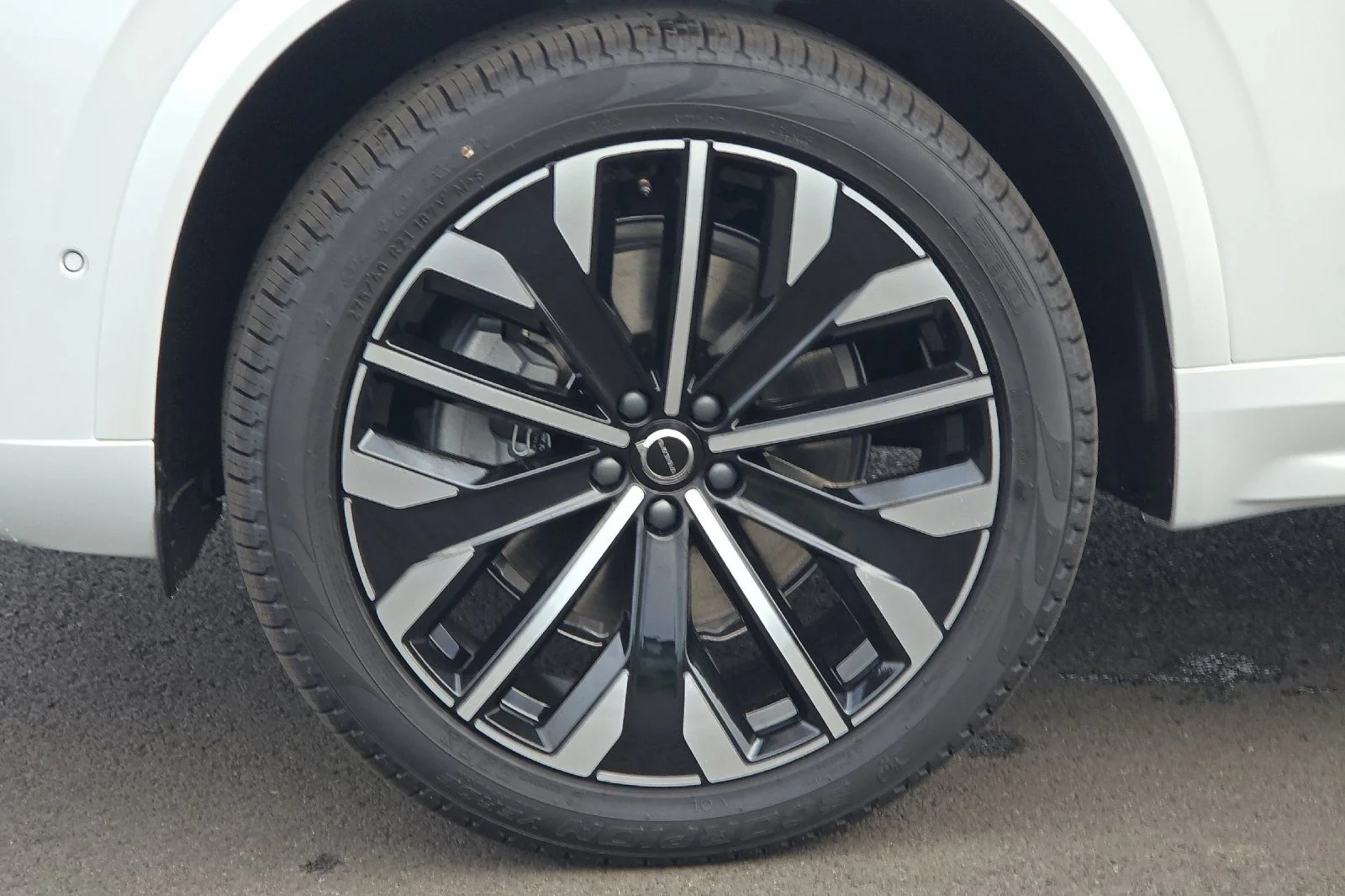 New 2026 Crystal White Volvo Plus image 25