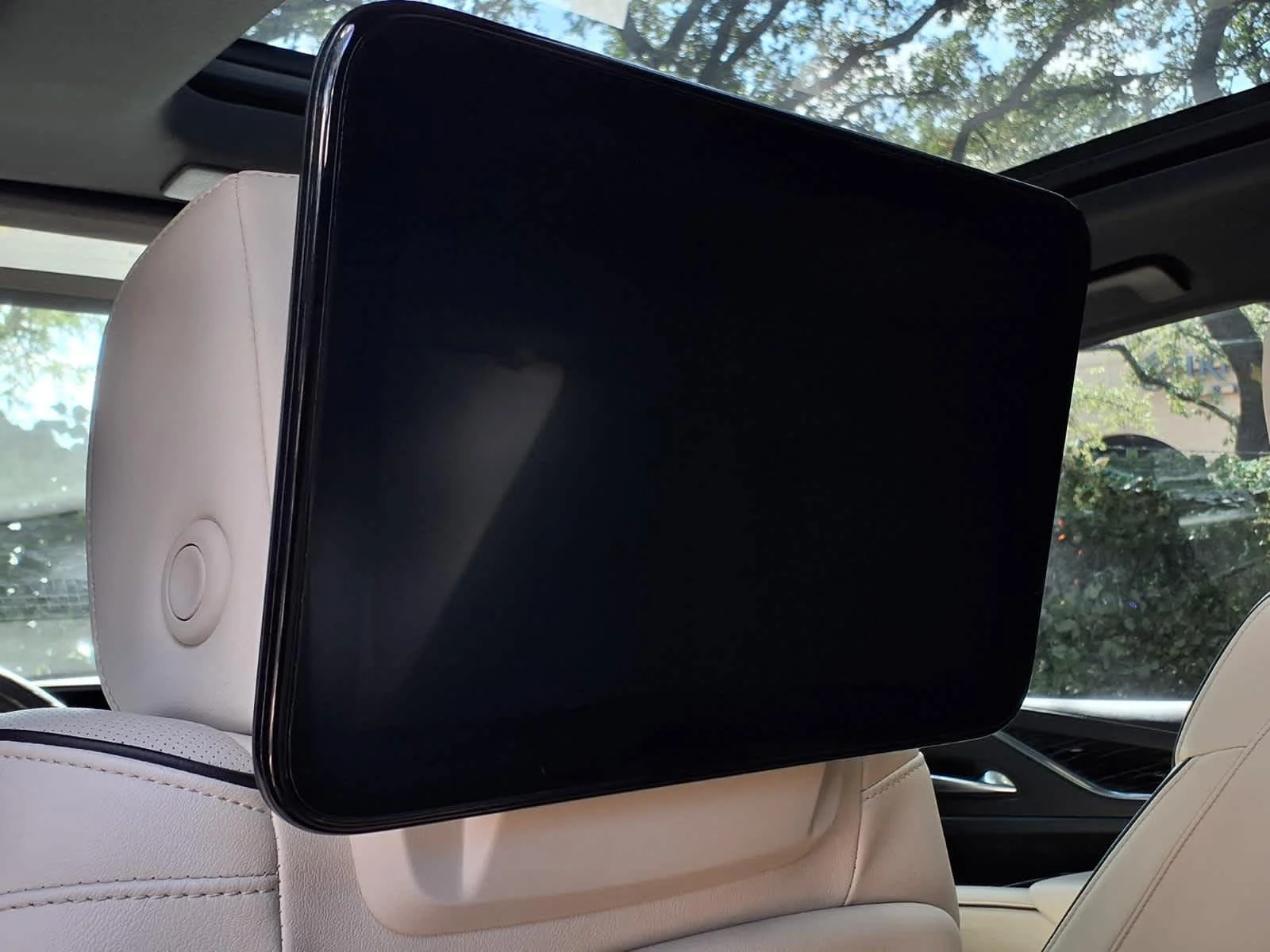 Used 2021 CRYSTAL WHITE TRICOAT Cadillac Sport image 27