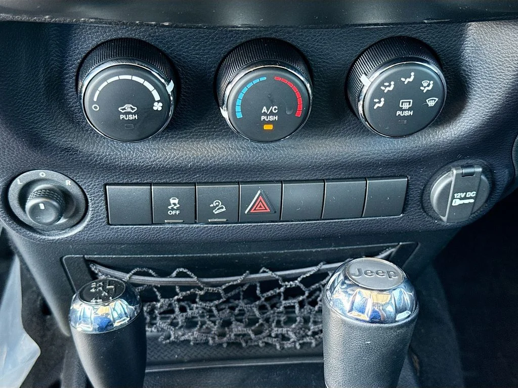 Used 2016 Billet Silver Metallic Clearcoat Jeep Black Bear image 13