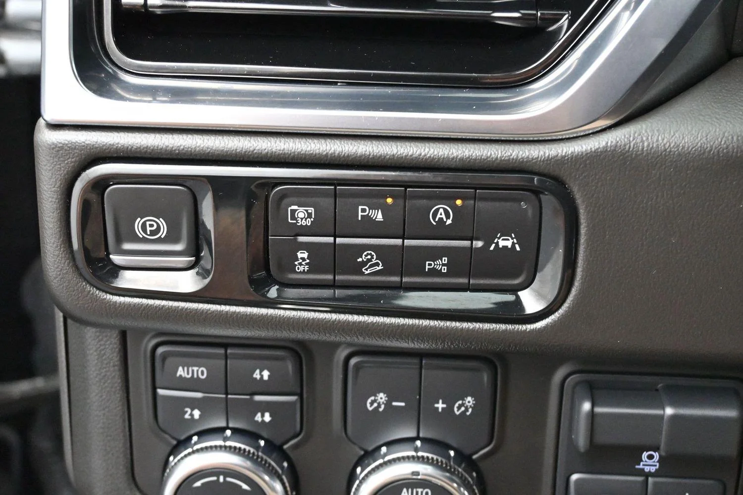 Used 2025 Sterling Metallic GMC Elevation image 25