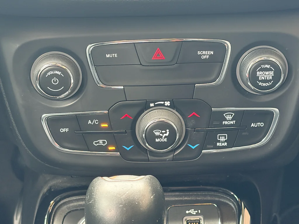 Used 2020 Olive Green Pearlcoat Jeep Limited image 20