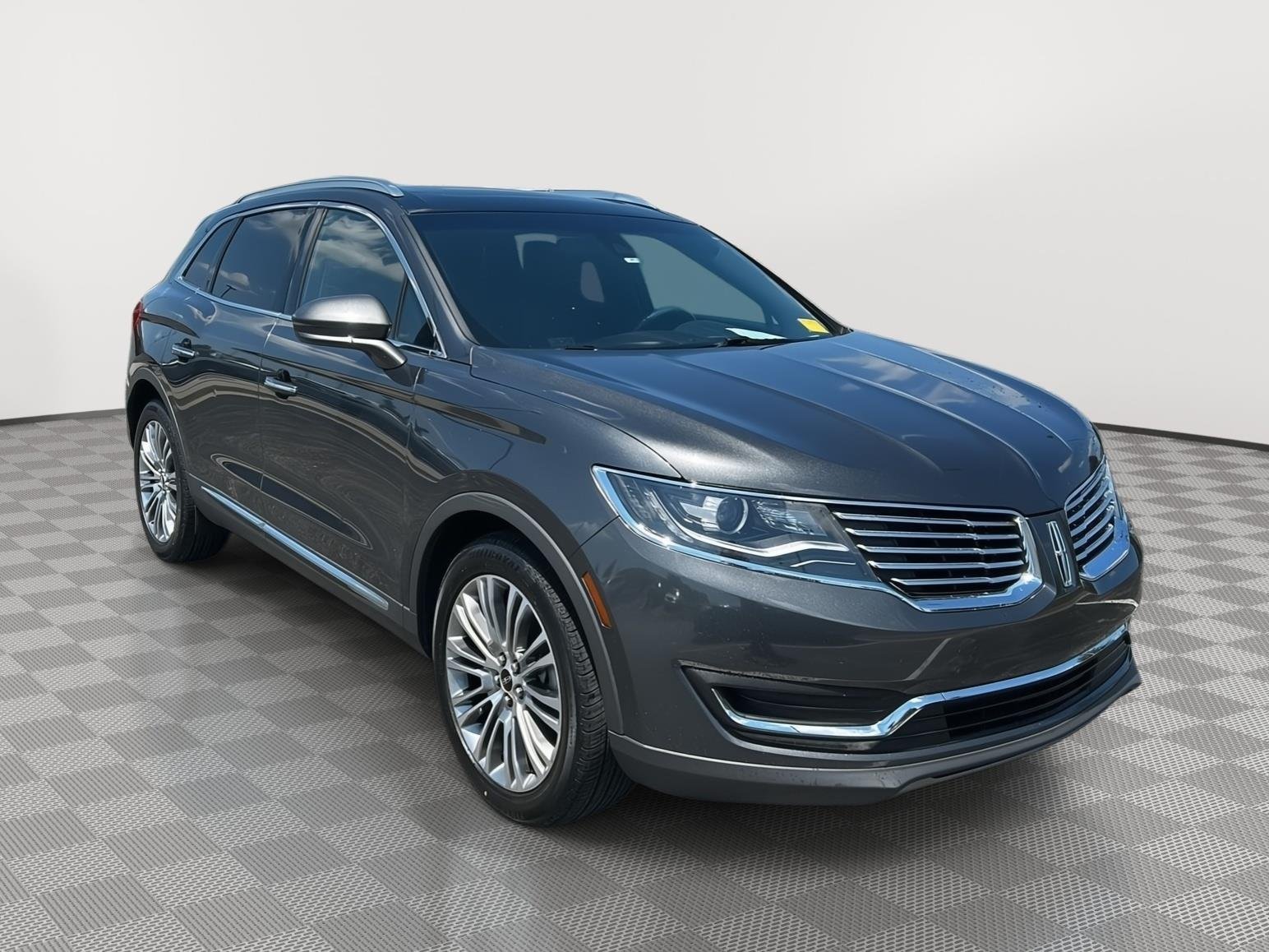 Used 2018 Magnetic Gray Metallic Lincoln Reserve image 2