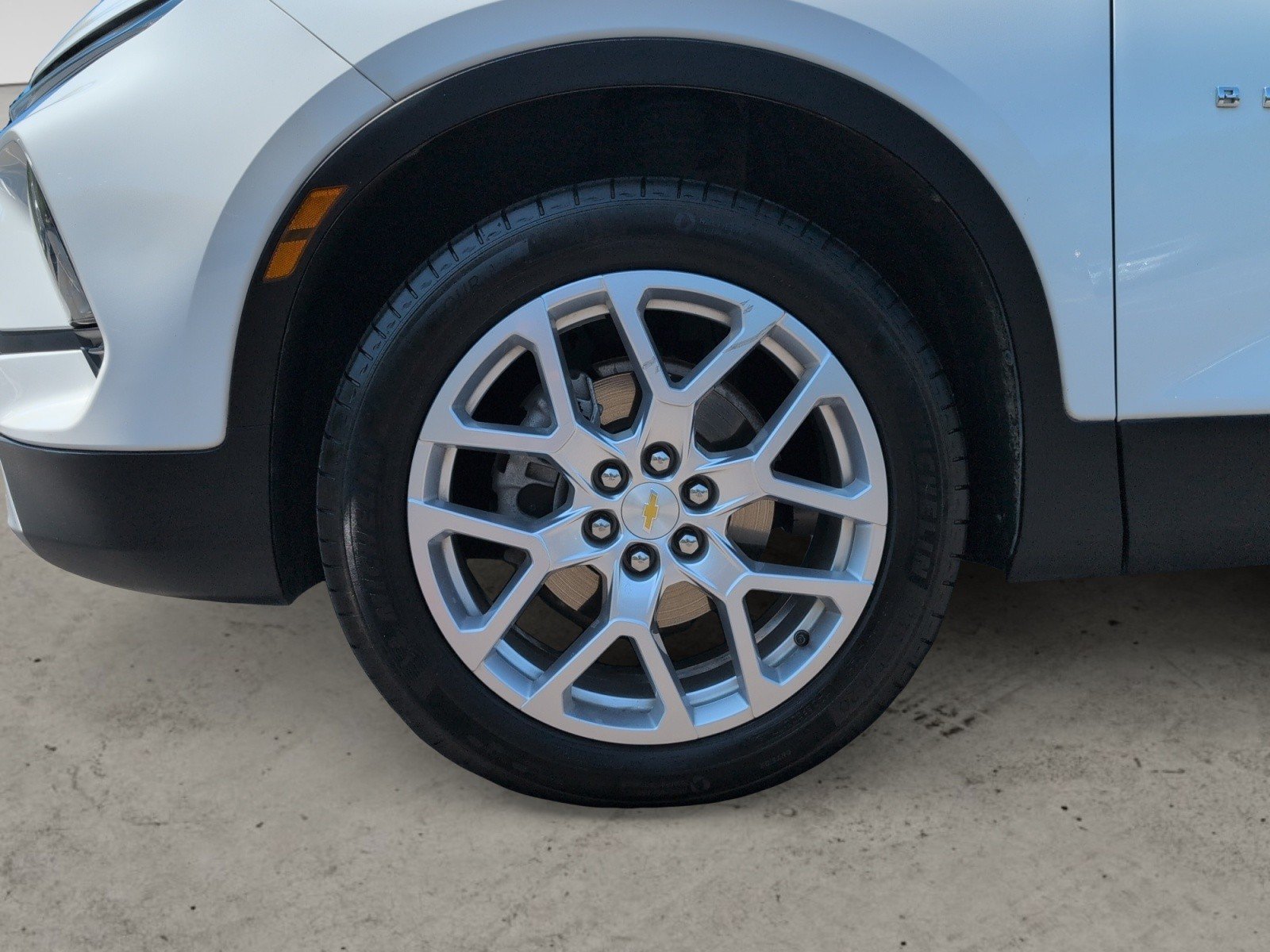 Used 2024 Summit White Chevrolet LT image 27