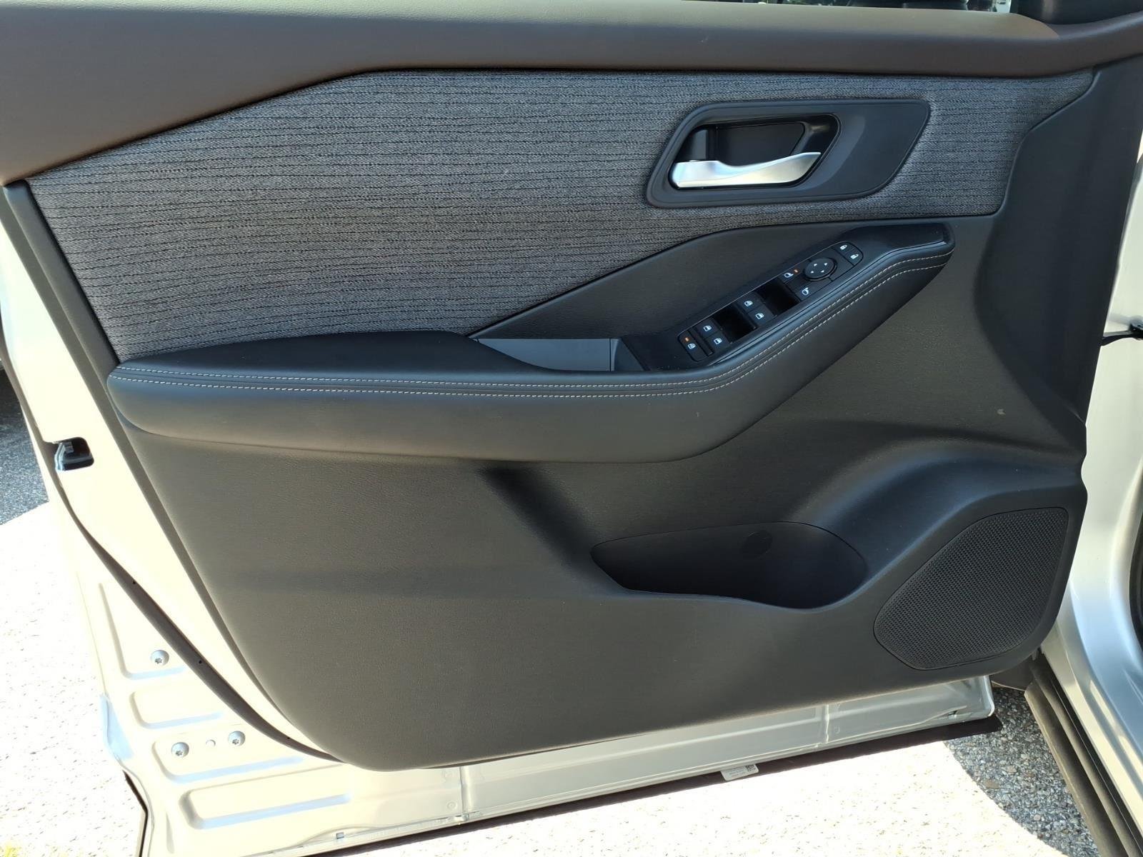 Used 2023  NISSAN SV image 23
