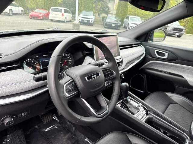 Used 2024 Silver Zynith Metallic Clearcoat Jeep Latitude image 19