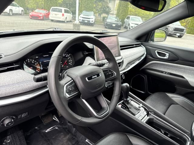 Used 2024 Silver Zynith Metallic Clearcoat Jeep Latitude image 19