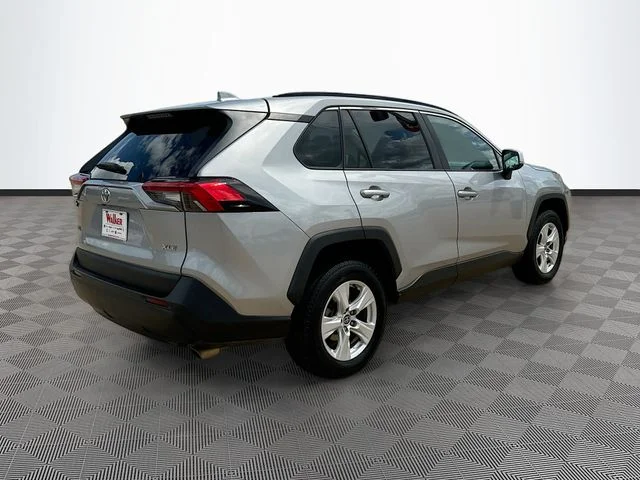 Used 2021 Silver Toyota XLE image 7