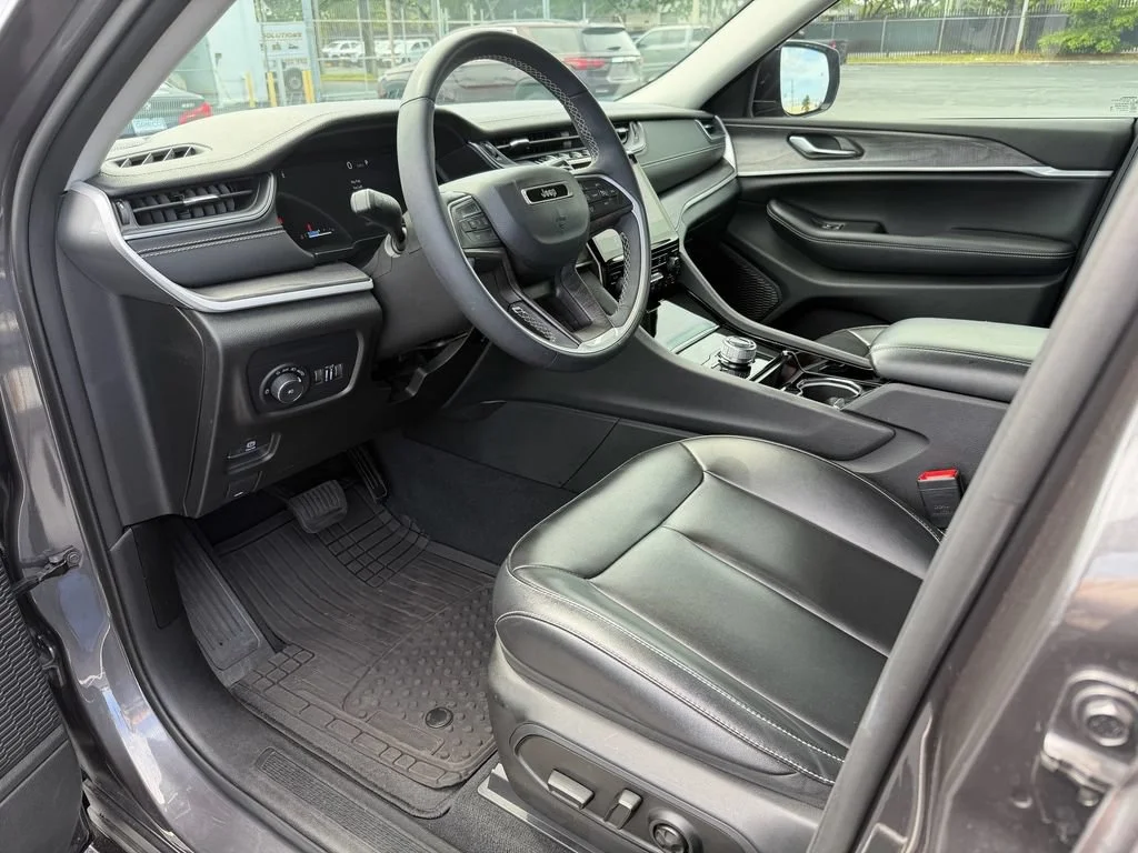Used 2023 Gray Jeep Limited 4x4 image 11