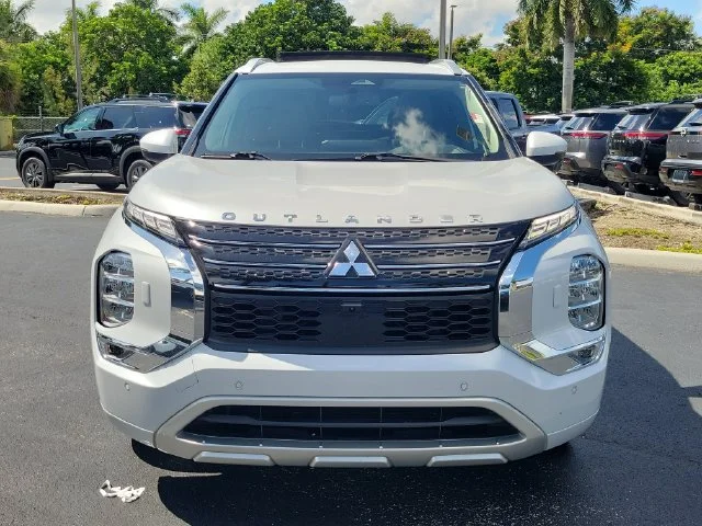 Used 2023  Mitsubishi SEL image 2
