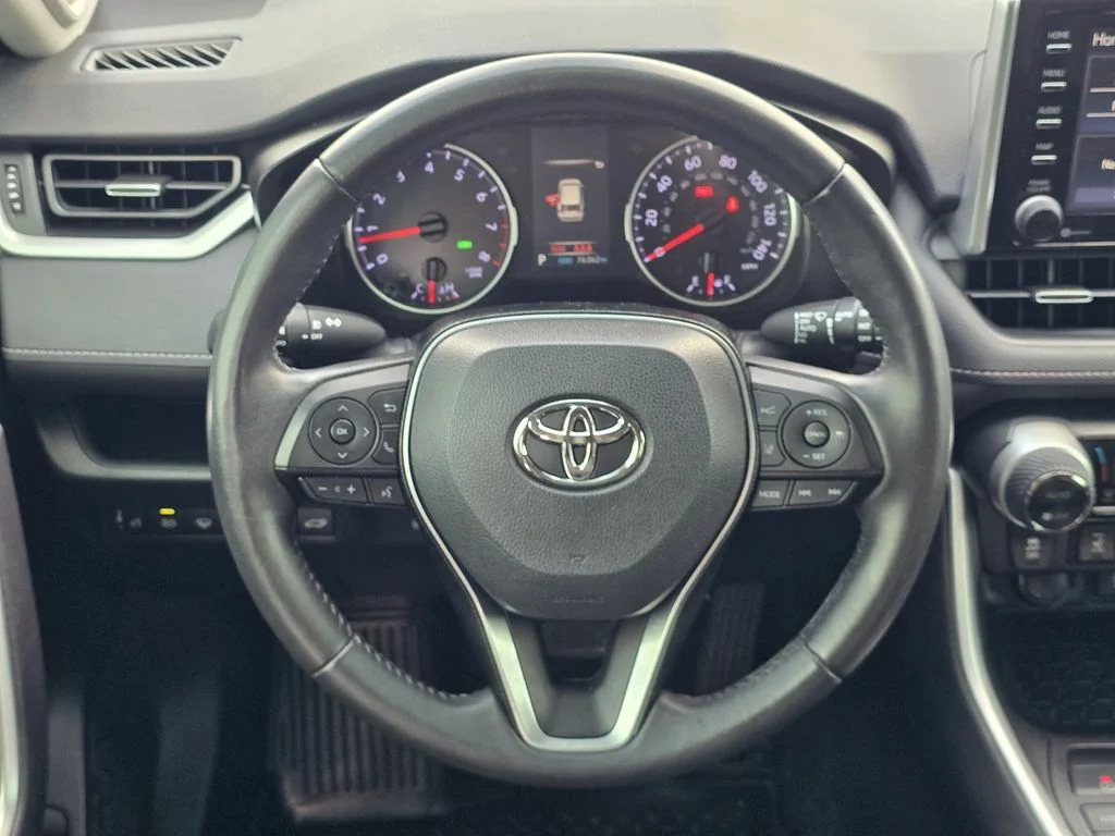 Used 2020 Super White Toyota XLE Premium image 15