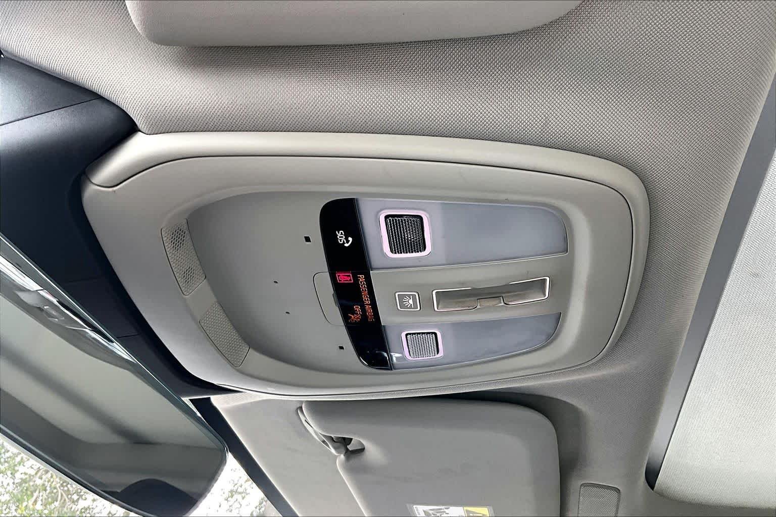 Used 2023  Volvo Core Dark Theme image 32
