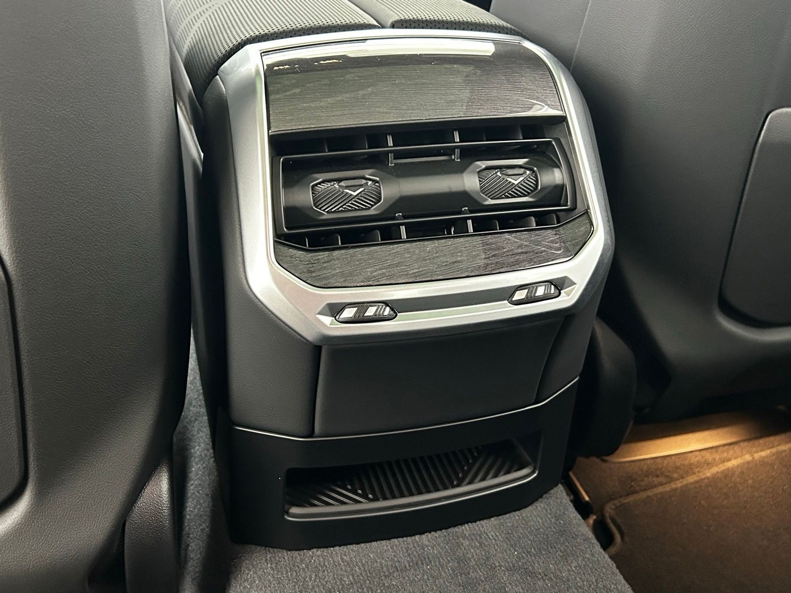 New 2026 Black Sapphire Metallic BMW xDrive60 image 59