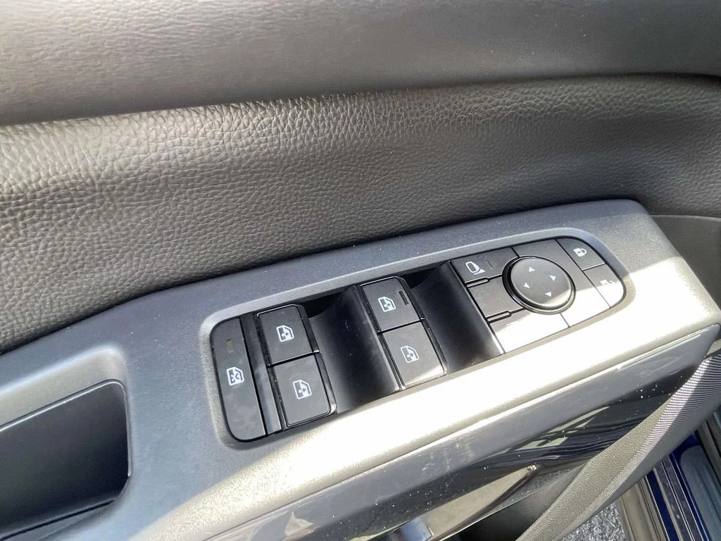 Used 2025 Deep Ocean Blue Pearl Nissan SV image 16