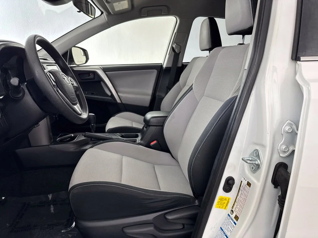 Used 2018 White Toyota LE image 33