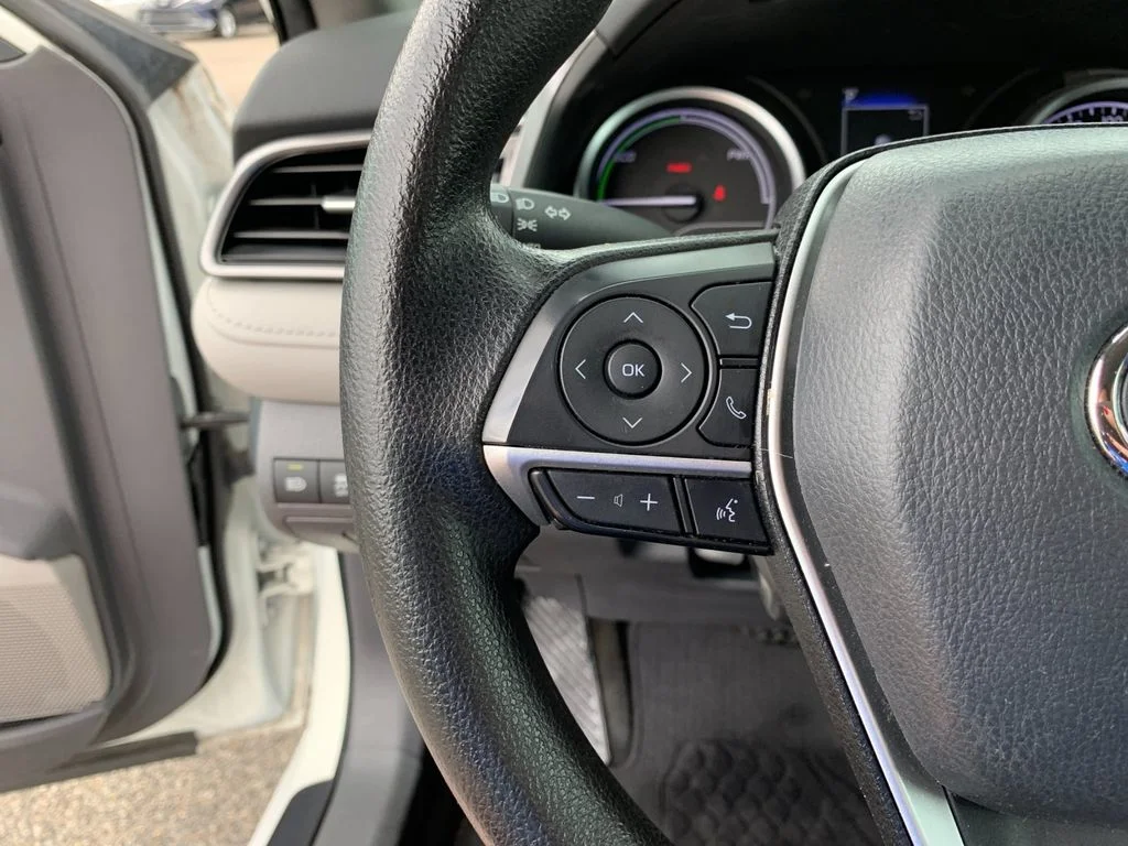 Used 2022 White Toyota LE image 27