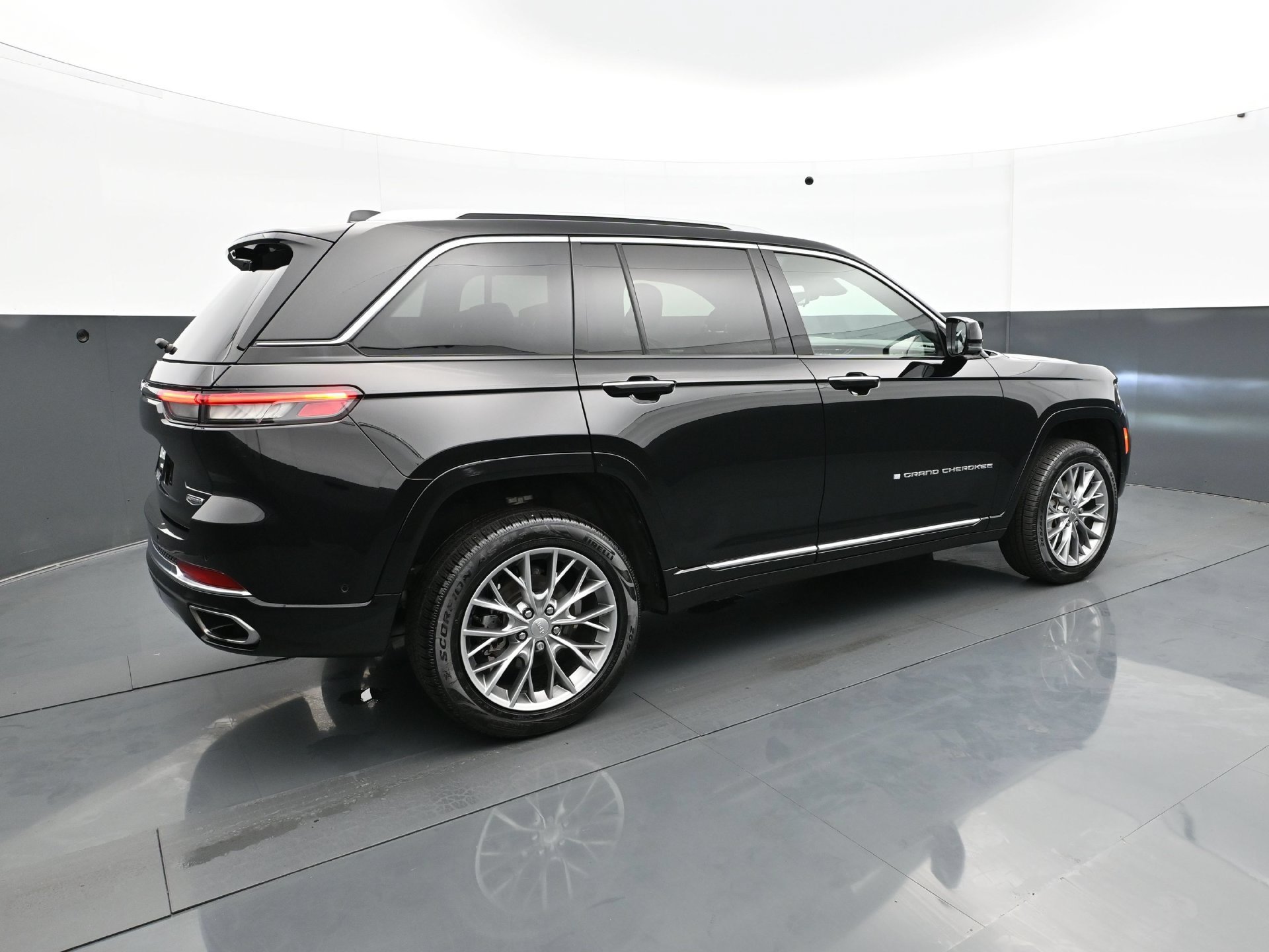 Used 2023 Diamond Black Crystal Pearlcoat Jeep Summit image 7