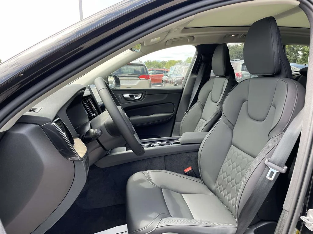 2026 Volvo XC60 Plus - Photo 7