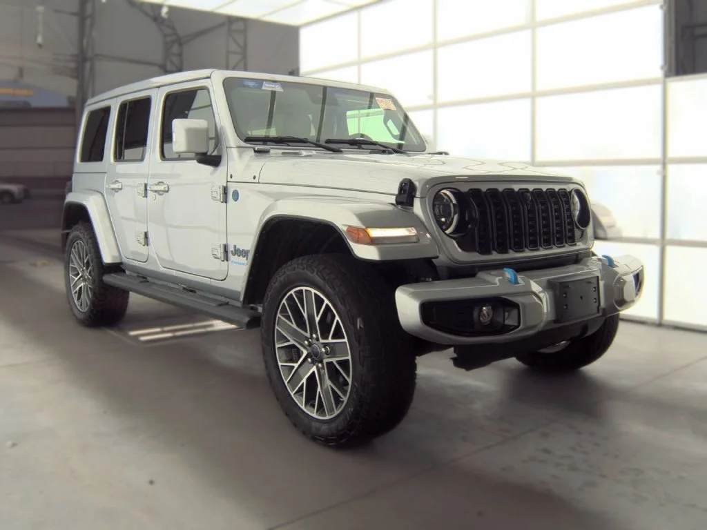 Used 2024 Silver Jeep High Altitude 4xe image 3