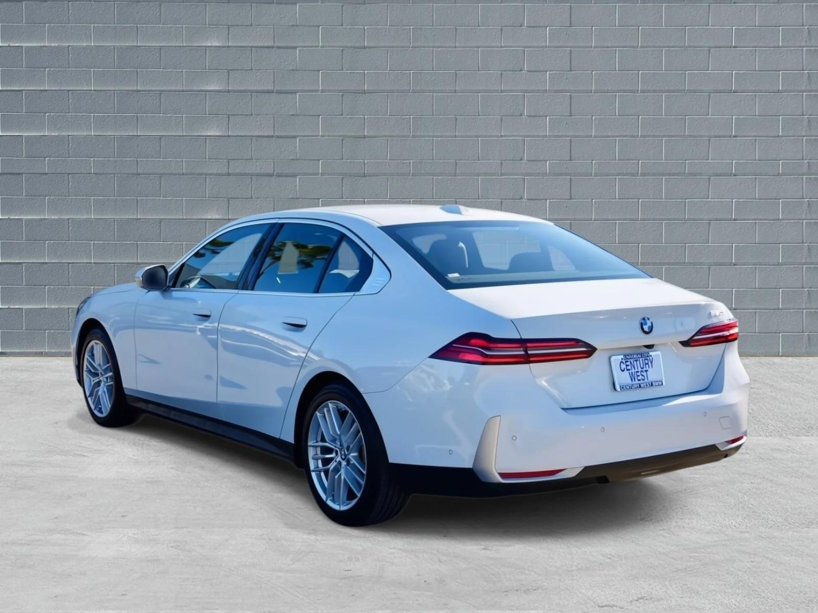 Used 2025 Alpine White BMW 530i Sedan image 3