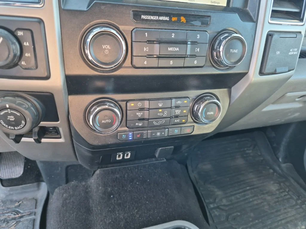 Used 2019 Magnetic Ford Lariat image 22