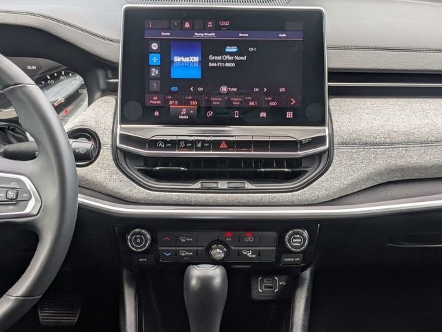 Used 2024  Jeep Latitude image 18