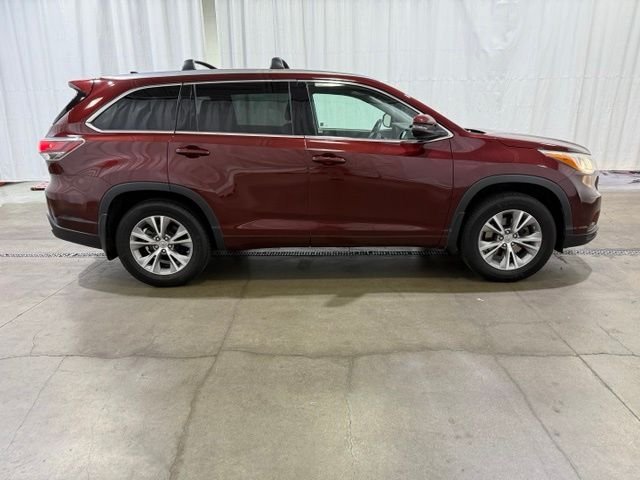 Used 2015 Toyota Highlander XLE with VIN 5TDJKRFH0FS120662 for sale in Grants Pass, OR