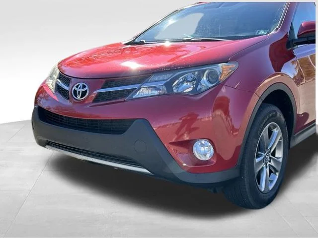 Used 2015 Red Toyota XLE image 6