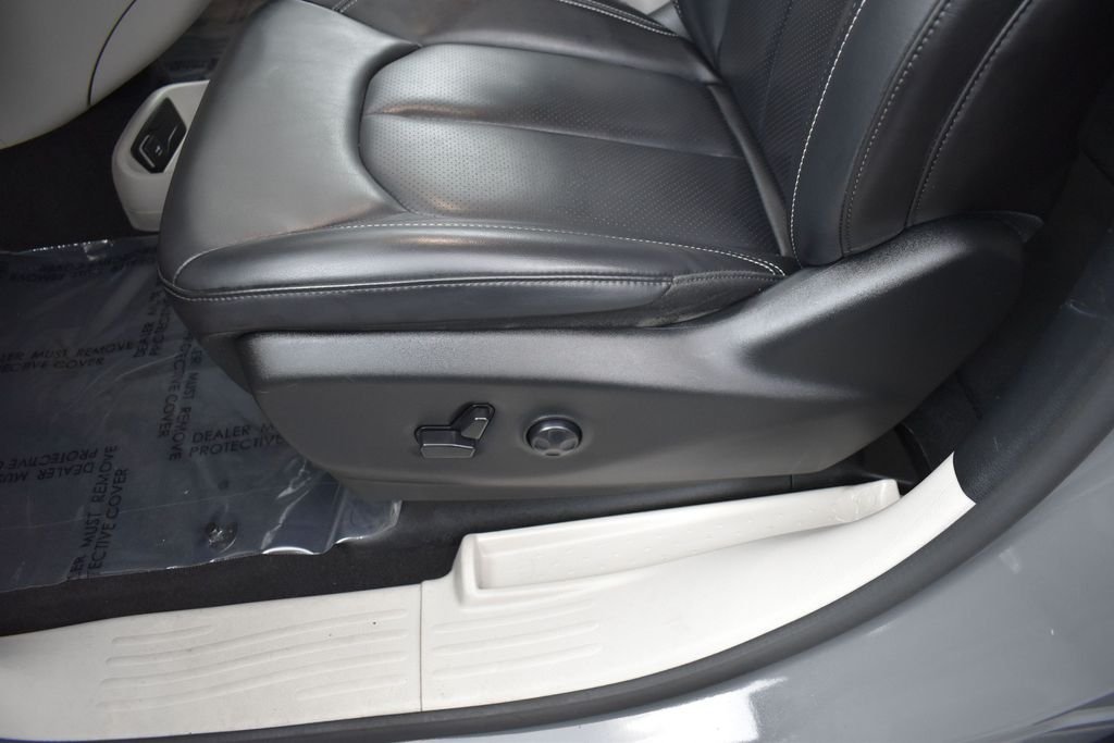 Used 2023 White Chrysler Touring L image 9