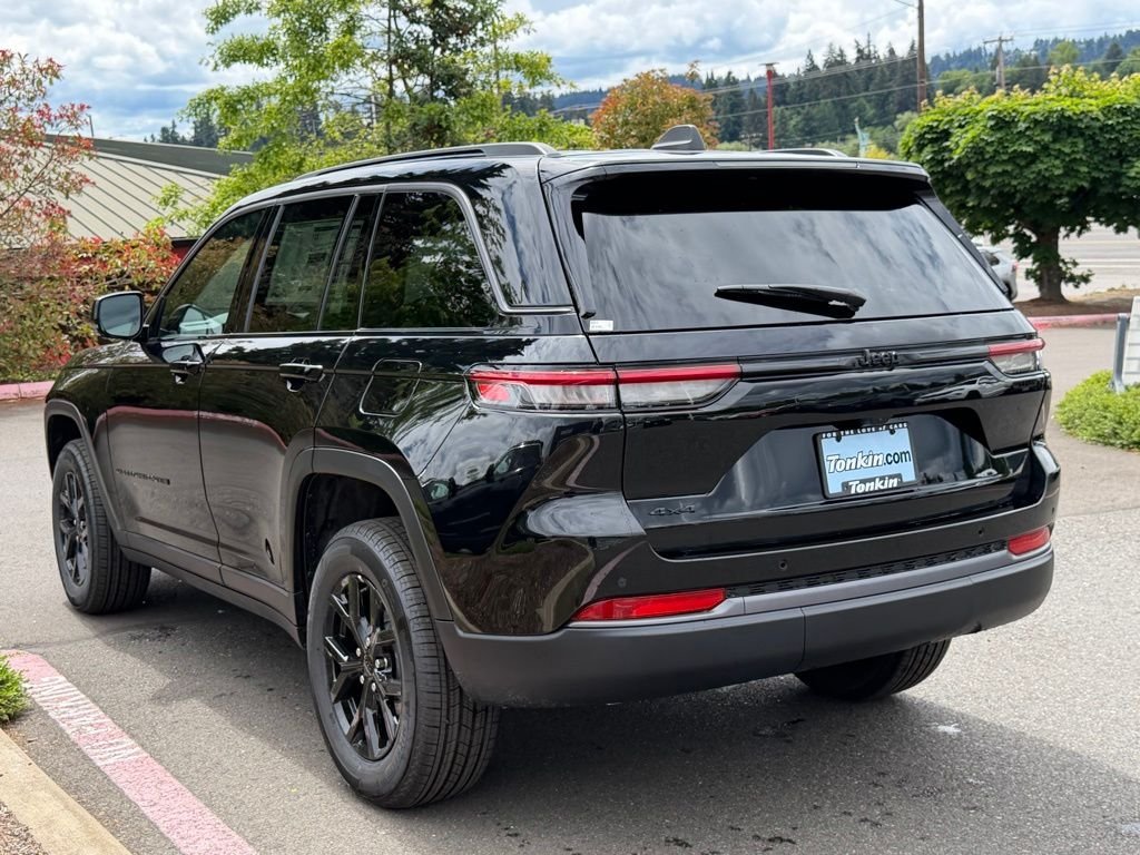 New 2026 Diamond Black Crystal Pearl-Coat Exterior Paint Jeep Altitude image 5